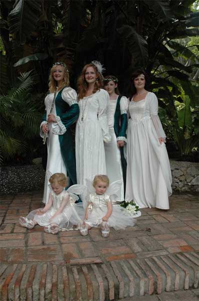 Wedding Dress Myrea chose ivory and emerald green as the two key colors